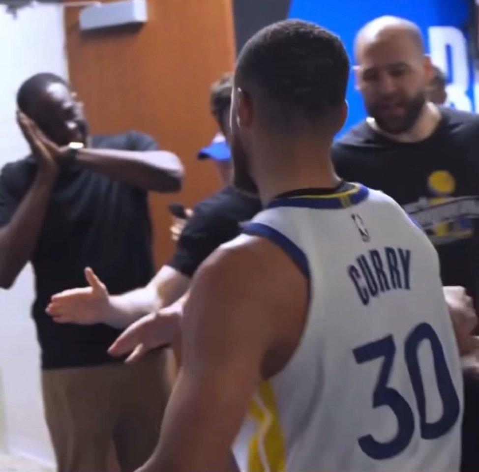 追梦被罚下，勇士赢了爵士。绿老师再次暴怒离场，逼得库里提前接管比赛。
勇士能赢下