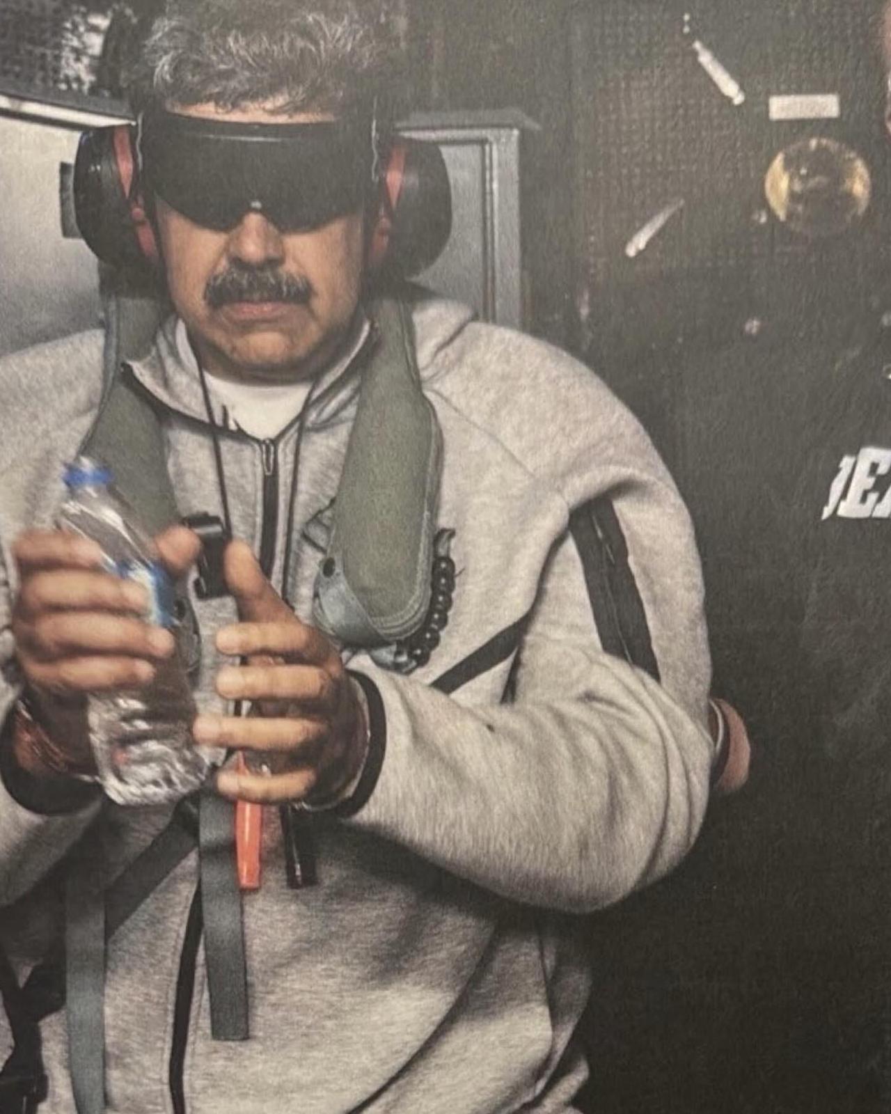 委内瑞拉总统马杜罗被捕后，在美国“硫磺岛”号两栖攻击舰上身穿全套 Nike Te