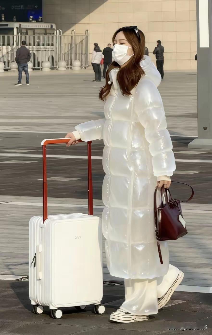 这身羽绒服看起来就和透明的一样，如果走在冰天雪地里，能够和整个环境融为一体，看起