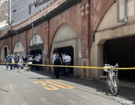 【#两中国人在东京街上遭4人殴打#，造成头部严重受伤】据日本时事社报道，7月31