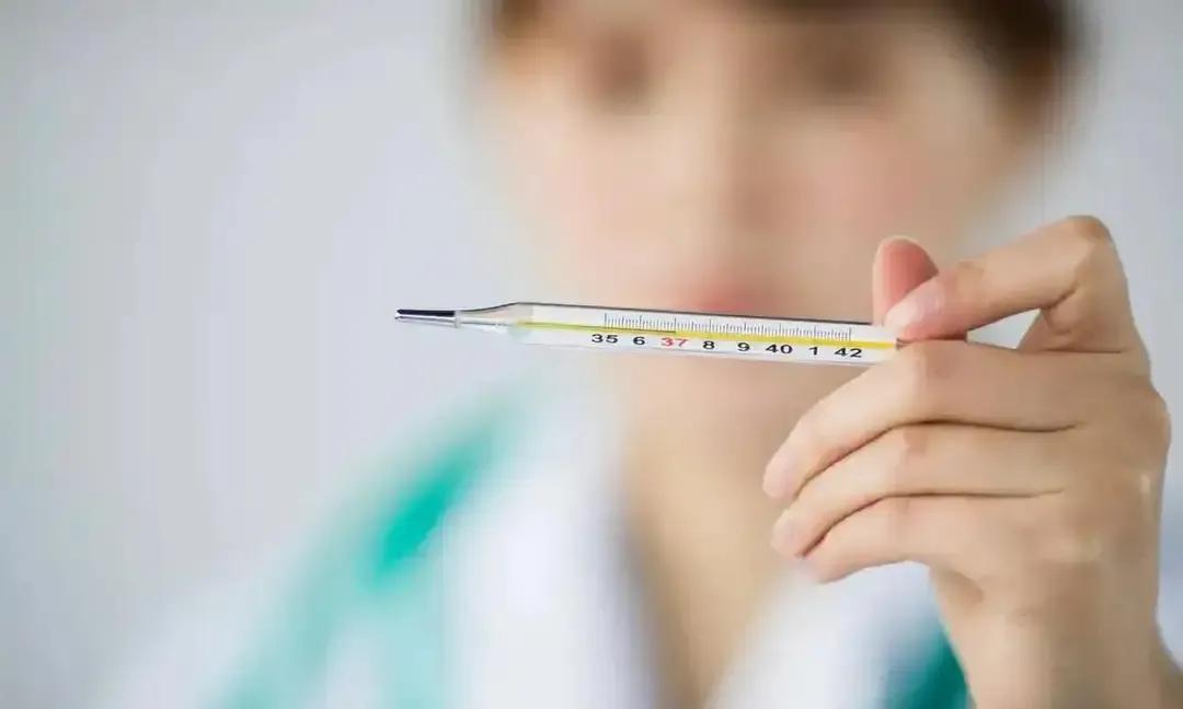 医生喊话家里囤点奥司他韦和血氧仪，我连夜把药盒翻了个底朝天，只找到半板过期对乙酰