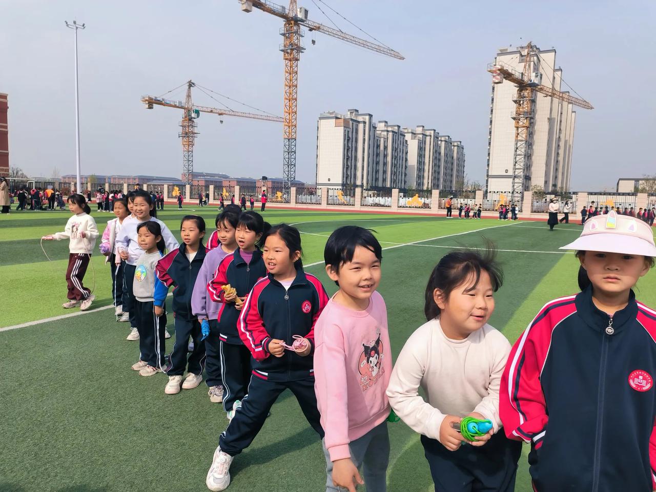 课间操后，学生回教室，发现很多学生手里拖拉着跳绳。

每次绳操之后，有一个统一的