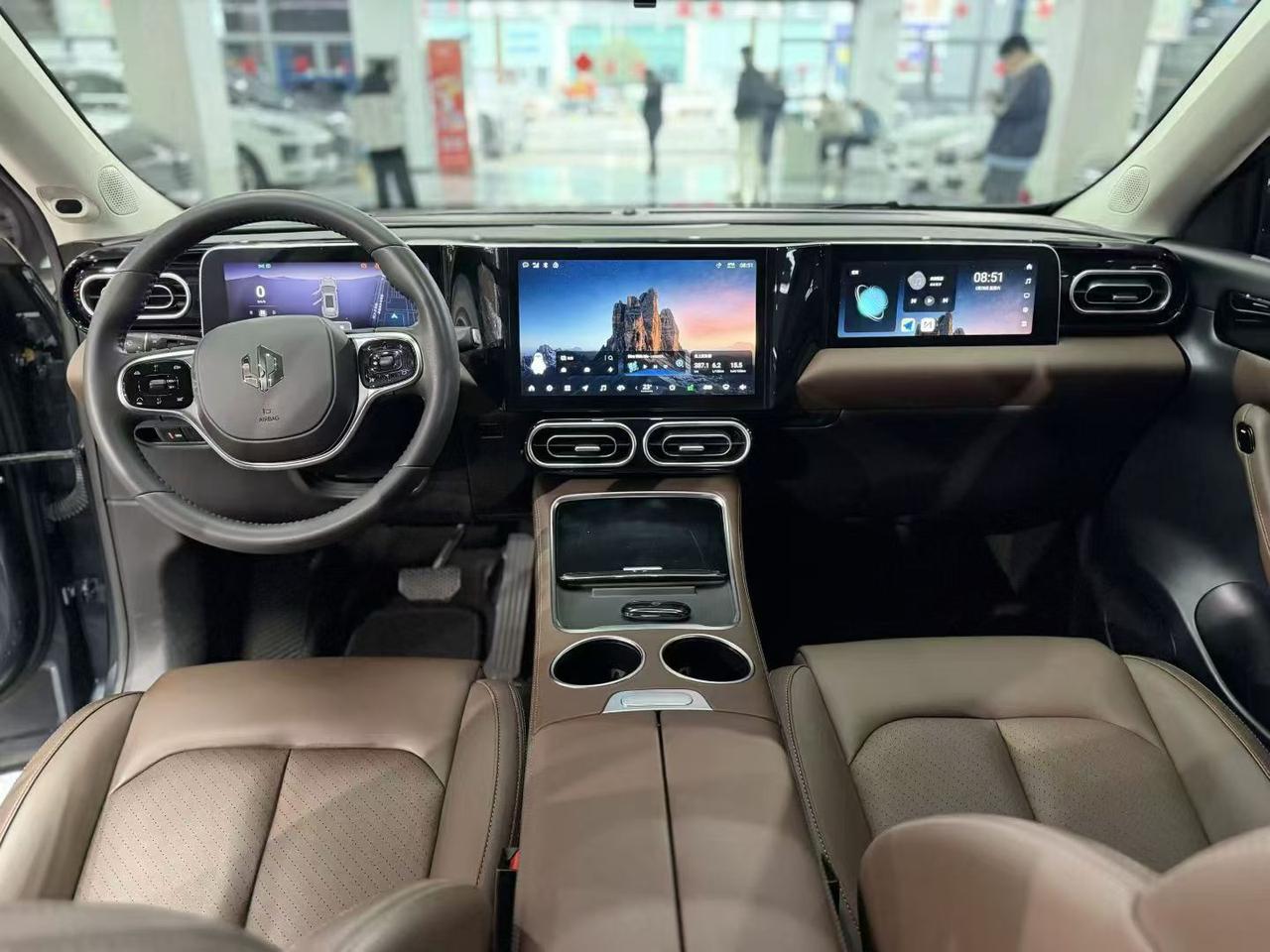 这款零跑C11棕色的内饰其实要比黑色的更加漂亮，但是并不太耐脏。车机屏幕是真的很