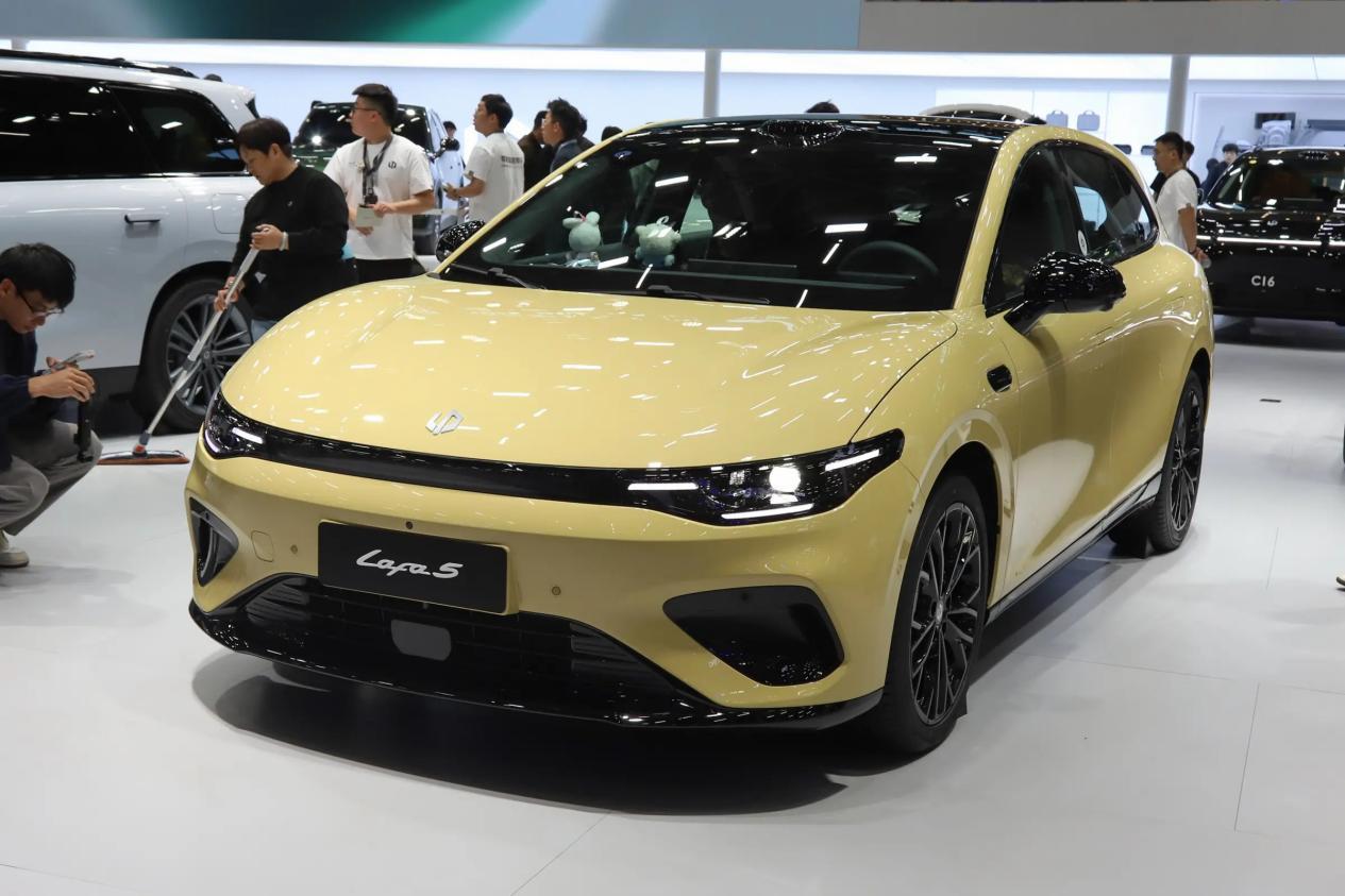 10万左右选择人生第一台电轿，考虑传统品牌还是新势力？
 
事实上，目前两个阵营