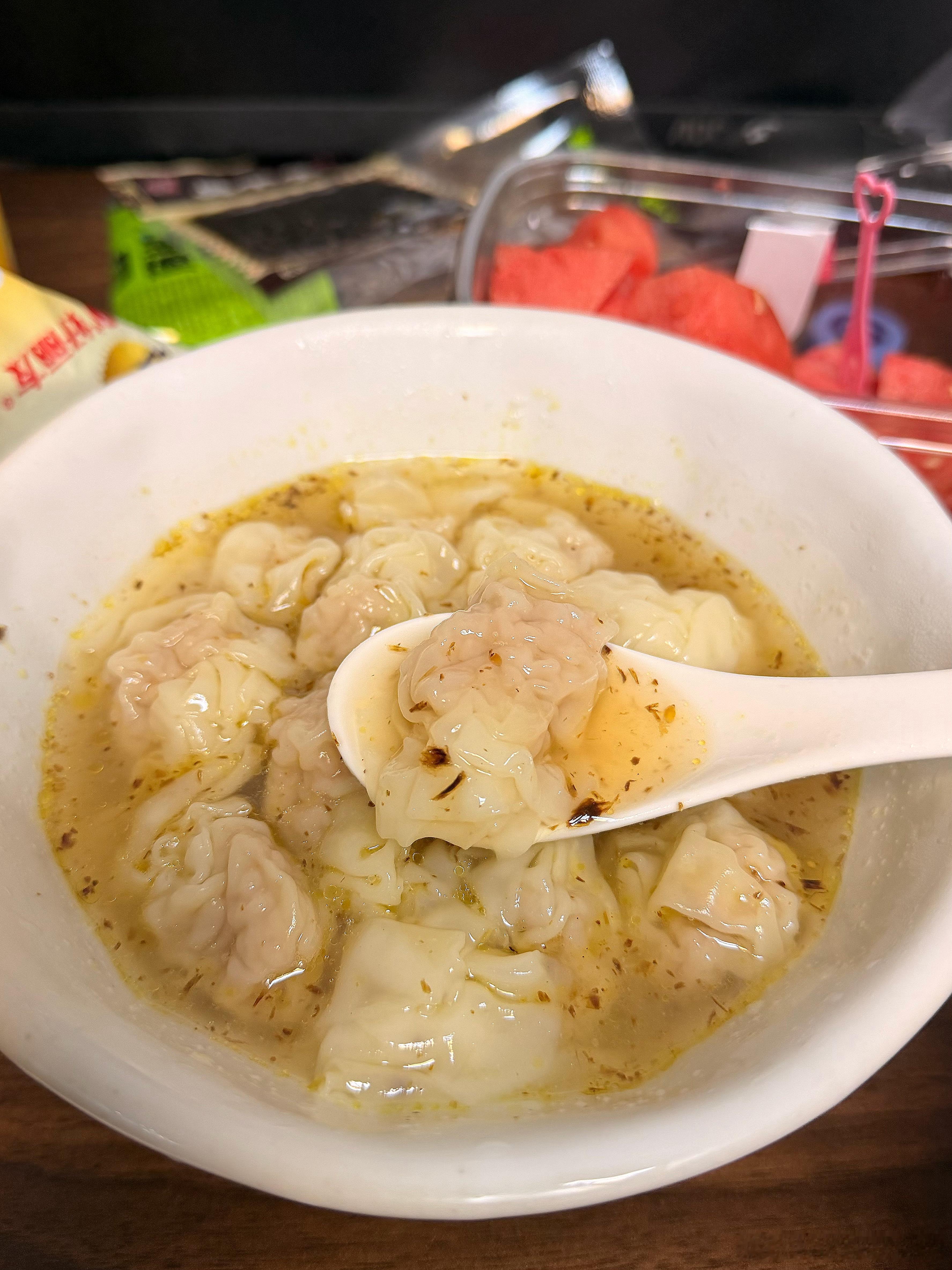 每次去小吃街我都会打包一份馄饨回家就等夜里饿了这一口呢 