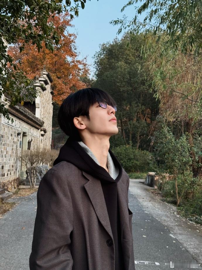 张凌赫不去跑男常驻张凌赫方辟谣跑男常驻，虽然很喜欢凌赫的综艺感但还是期待下一个角