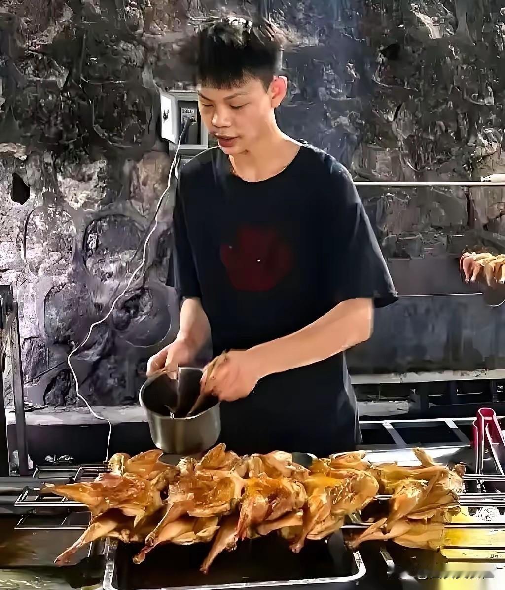 肉宝王是个什么东西？用了它能让肉有什么变化？吃了对人体有什么危害？
这小伙子卖烤