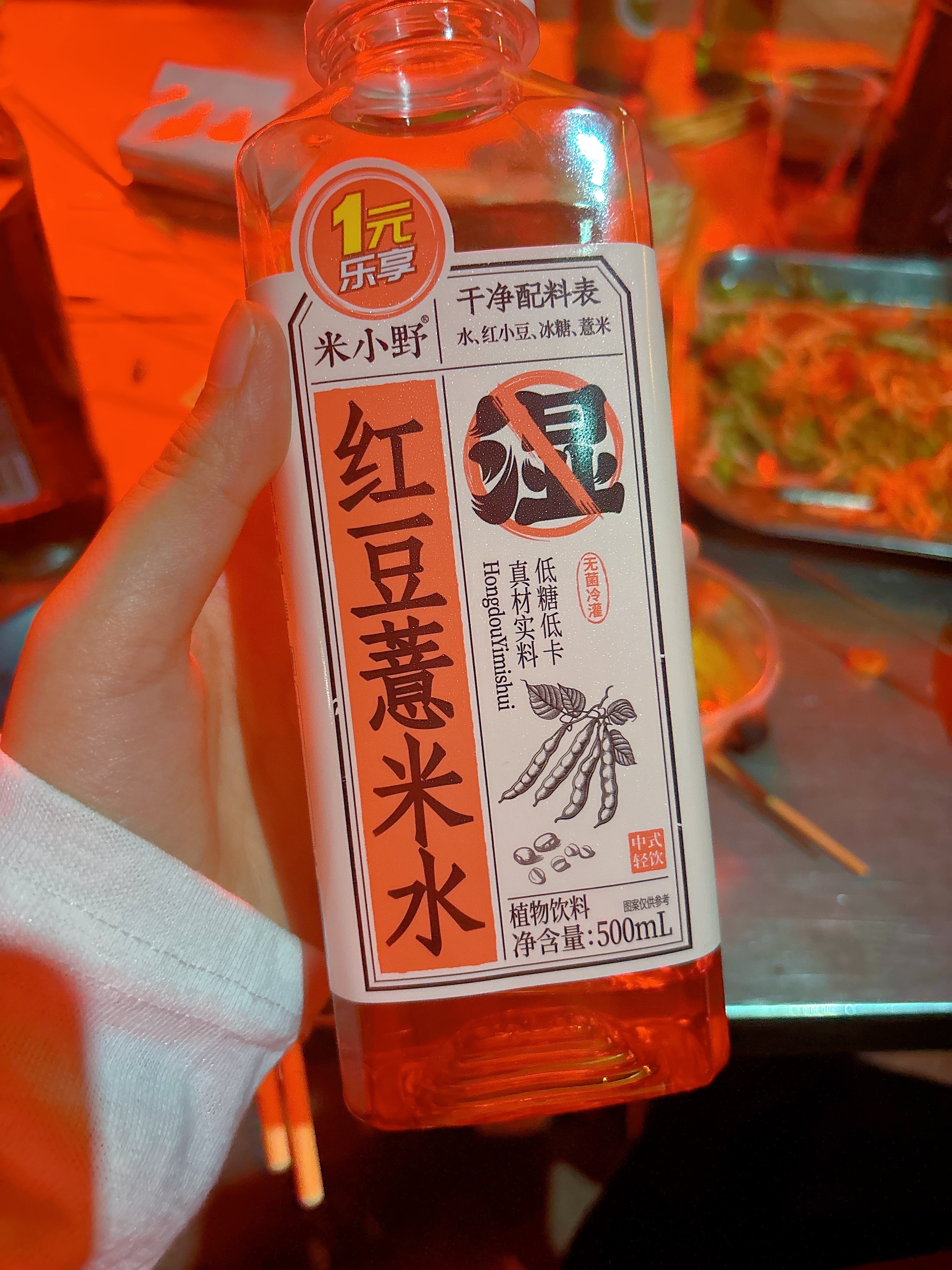 最近喝了这两款水。第一个有点偏甜，还可以。第二个味道是那种甜淡一点的，我喜欢这个