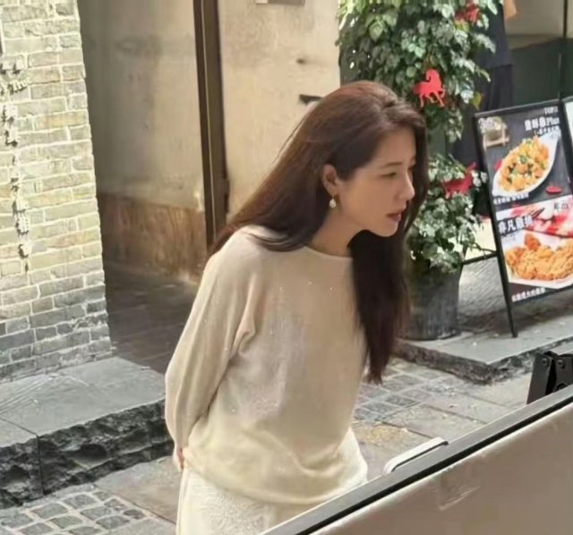 曾黎男友抛开别的不说，曾黎的颜值真的顶，年轻时就是校花级别的美。 