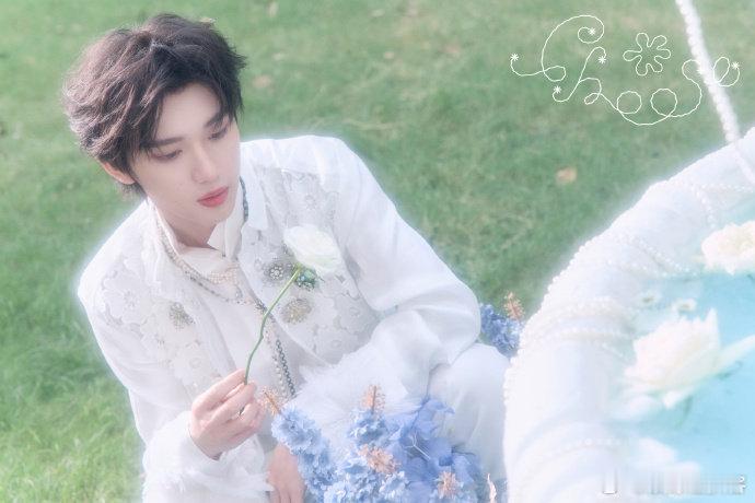 双重见面太幸福！白西装英伦王子造型杀疯了，《你好星期六》+ 六周年演唱会连看，甜