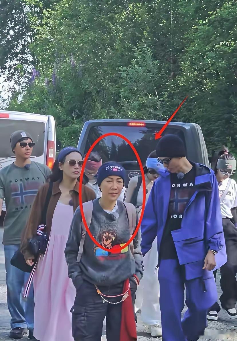 卸了妆的那英完全变了一个人，真的不敢想象是同一个人～ ​​​