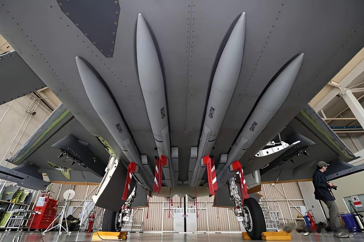 KF-21战机的弹仓谁设计的，用赵本山小品里一句话形容：“这点子谁想出来的？……