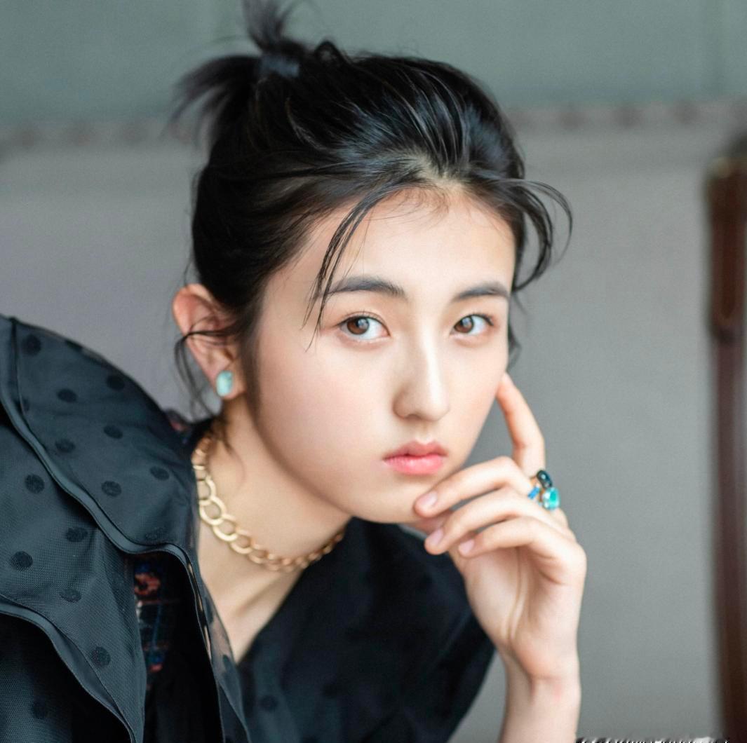 张子枫不靠热搜吃饭，靠戏说话。
《我的姐姐》拿提名，没喊苦；《志愿军》扛大旗，没