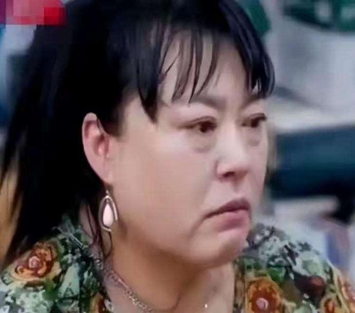 55岁李菁菁现状曝光：京郊务农每月注射，前夫在她治疗时直播分手
娱乐