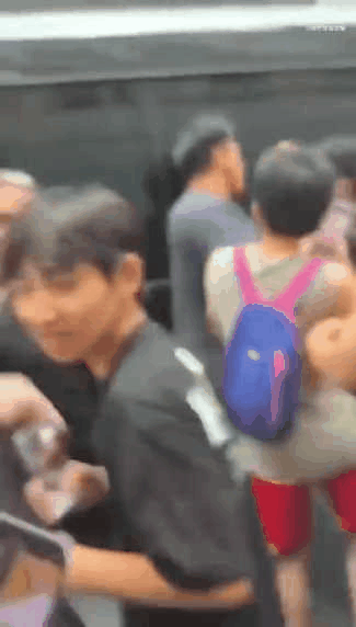 随主子？詹姆斯保镖凶狠驱逐球迷：****，给我滚。
前有詹姆斯无视球迷呼喊理都不