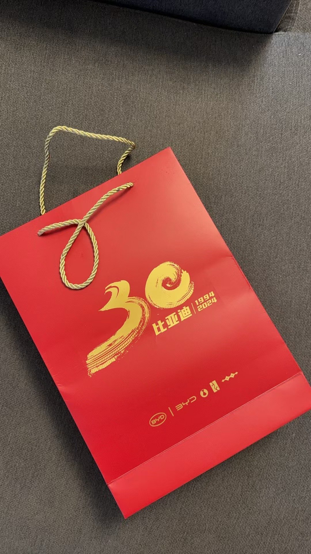 昨天我也收到这本书了，看了一下午聊一聊浅见。《比亚迪三十而立工程师之魂》书中描述