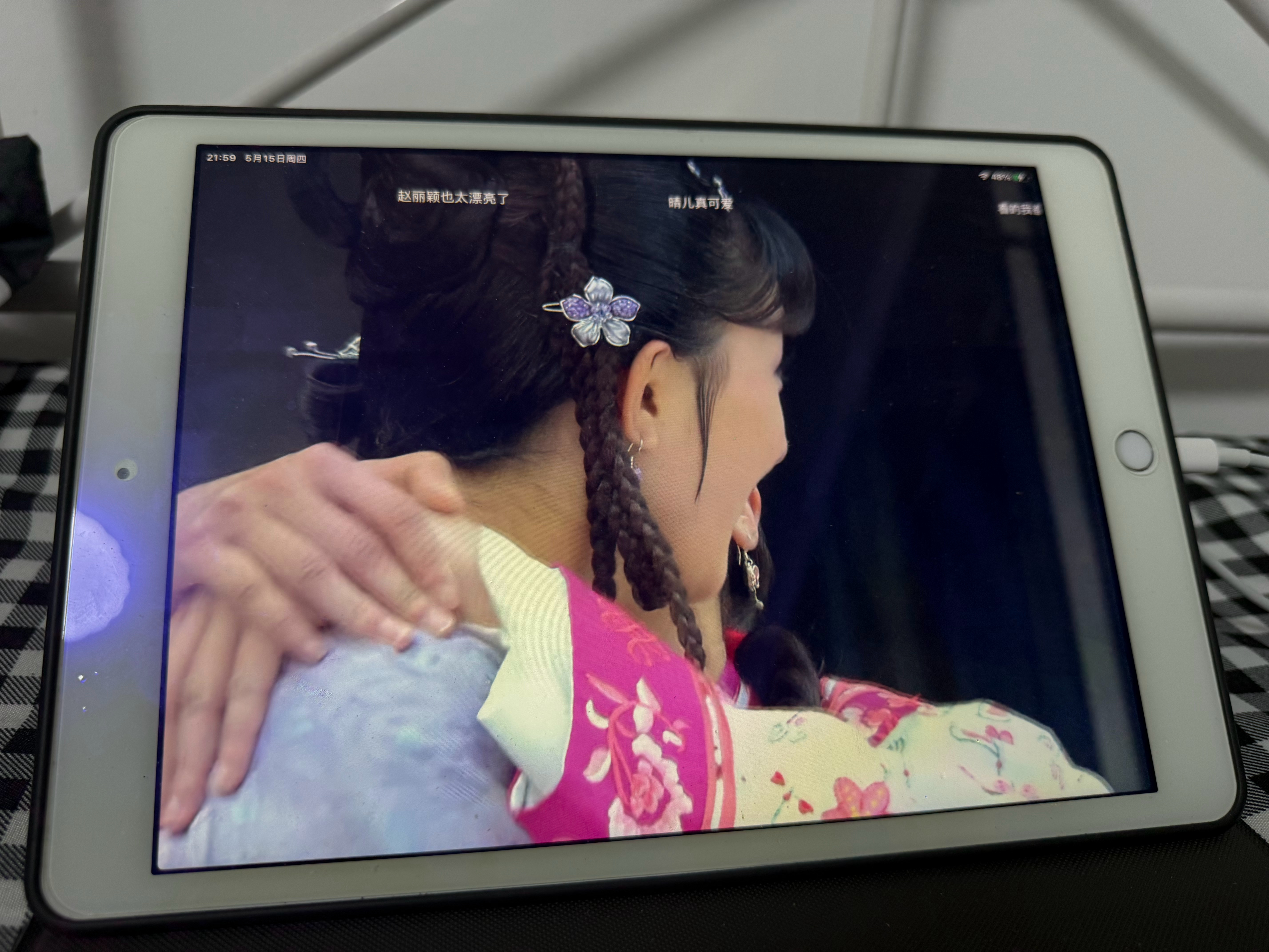 放开那个晴儿 让我来亲[女孩儿][举手] ​​​