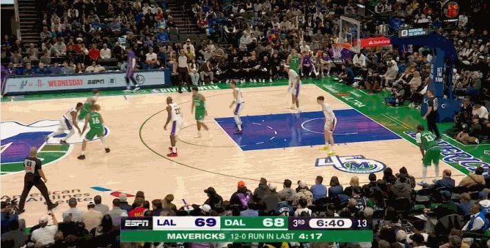 湖人连续5次失误，半节4分。 独行侠16-0。湖人vs独行侠