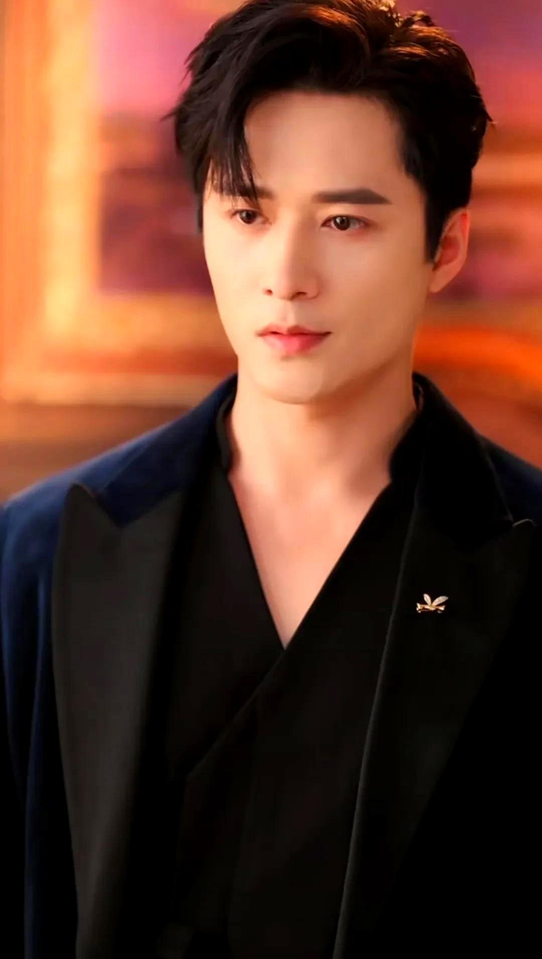 “哥，你长得比我嫩，让我怎么演‘被保护’？”

《七号典当行》弹幕里，这句吐槽被