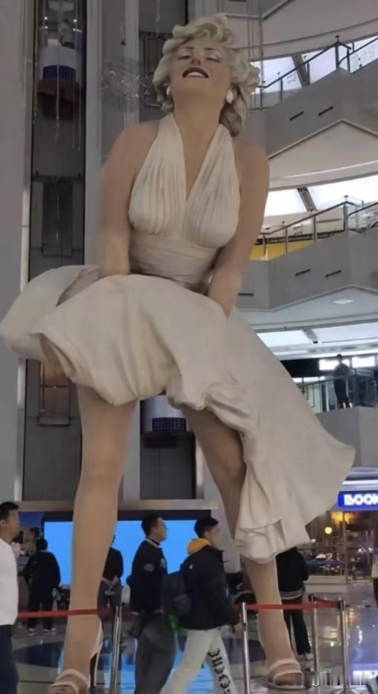 大连8米高梦露雕像被撤你怎么看大连十年梦露雕像悄然撤除，源于商圈新规划，却引两极