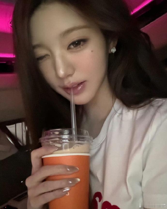 偶遇张元英去皮肤科 偶遇张元英去皮肤科！她安静坐在那里看手机，随手一拍就是大片质