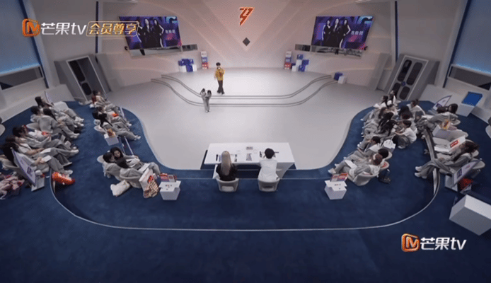 估计是在担心孩子抚养权的归属问题吧，好不容易隔了10年有个舞台，结果遇上打官司。