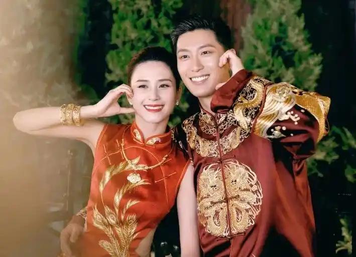 窦骁与何超莲当真称得上郎才女貌。
7月30日晚，有网友在深圳餐厅偶遇二人，窦骁率