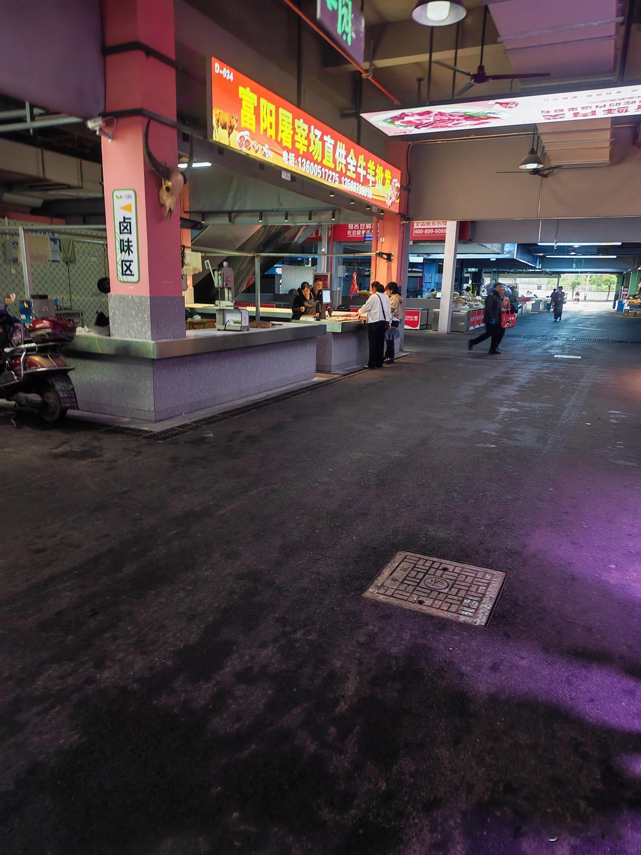 内部能行车的新农贸市场，开业那天，大多数摊位都有商户经营，来凑热闹的顾客和看客更