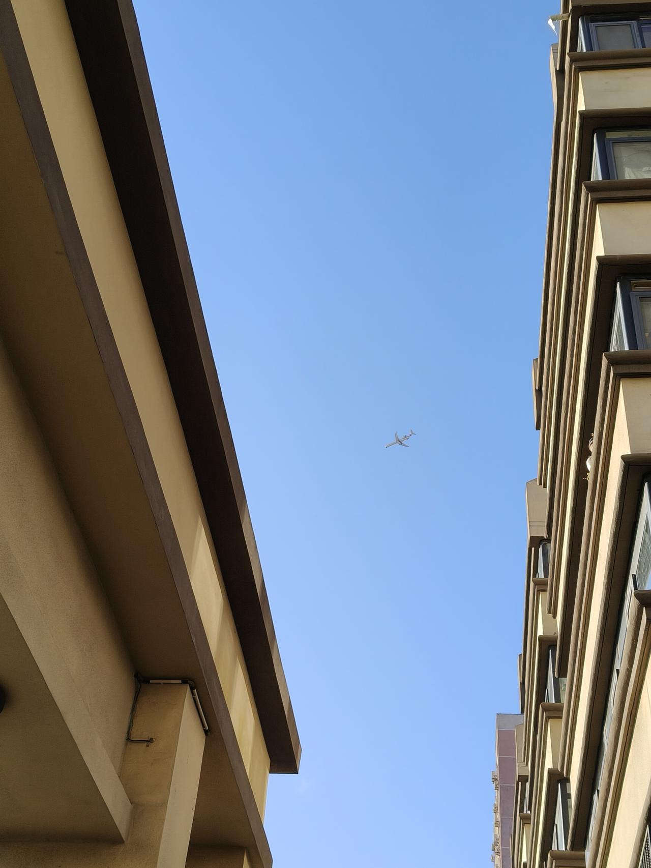 我住的小区每天有飞机飞过，今天我拍到了！
   圆了我一个梦，仰头拍飞机俯首多努