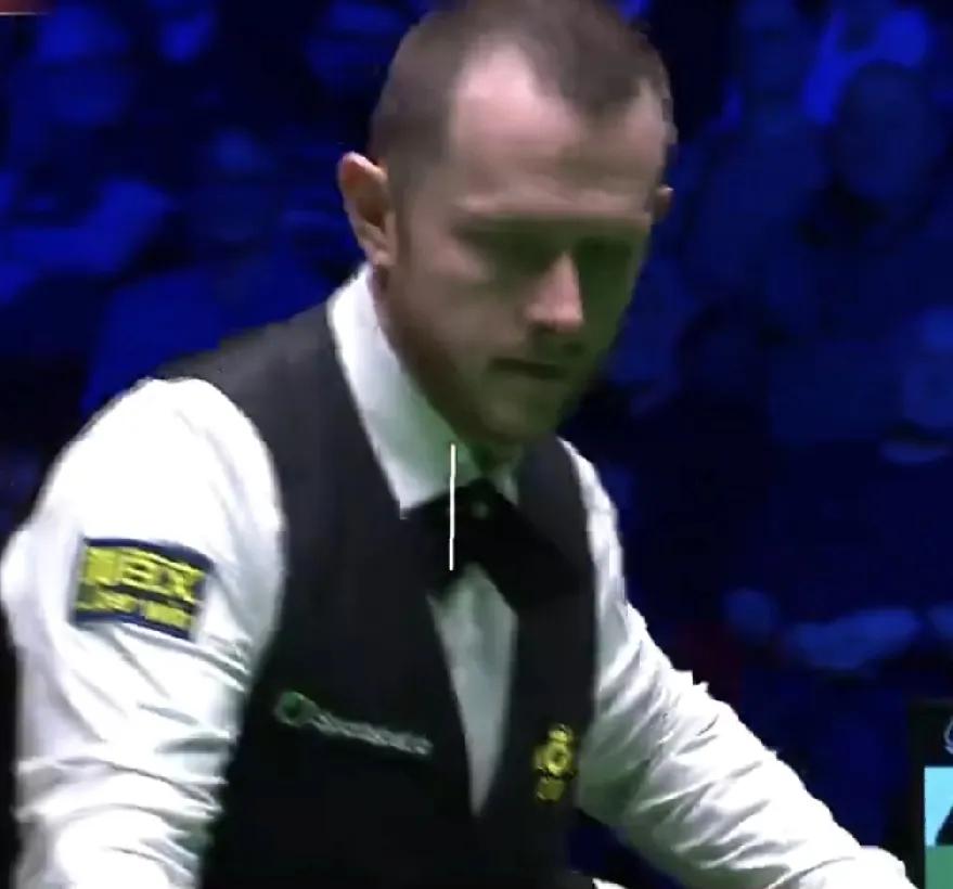 第6局，艾伦率先上手拿40分，母球走位失误进攻中断转防守，赵心童一杆安全球防守又