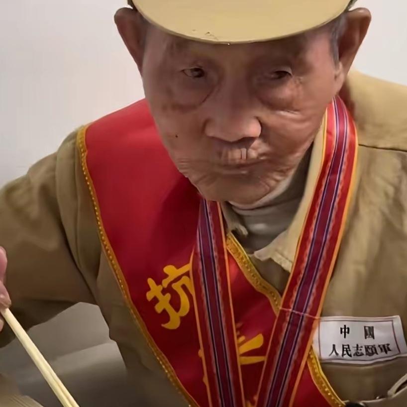 在辽宁丹东，一家饭店闯进15个客人，吃完不仅不给钱，老板娘还拉着客人的手连连鞠躬