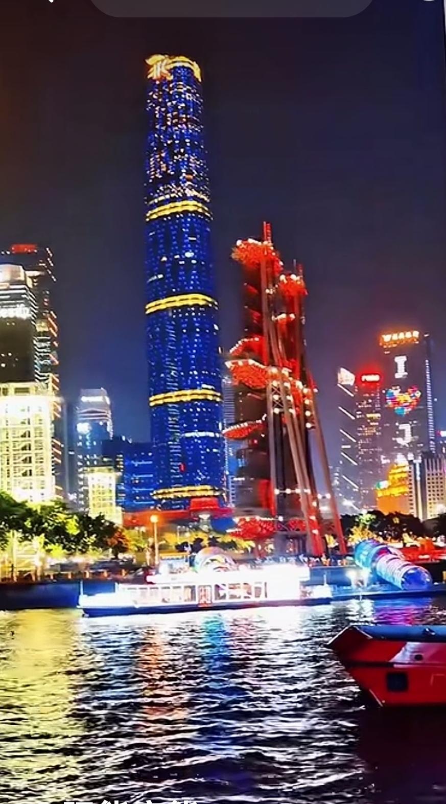 今天傍晚6点左右吧，这个点正是下班高峰期，可偏偏在这个时候就突然下起了大暴雨，广