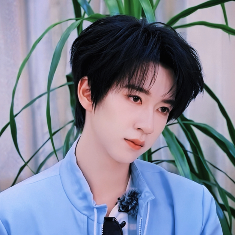 贺峻霖  帅的很轻松🤤 TFBOYS送时代少年团花篮