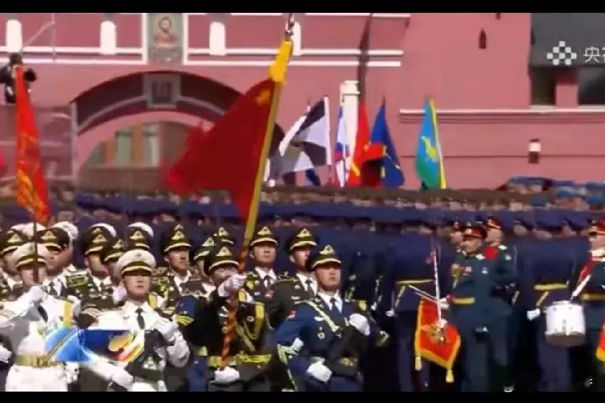 红场阅兵上的“中国排面”太震撼了！中国人民解放军仪仗队一出场，那整齐划一的步伐、