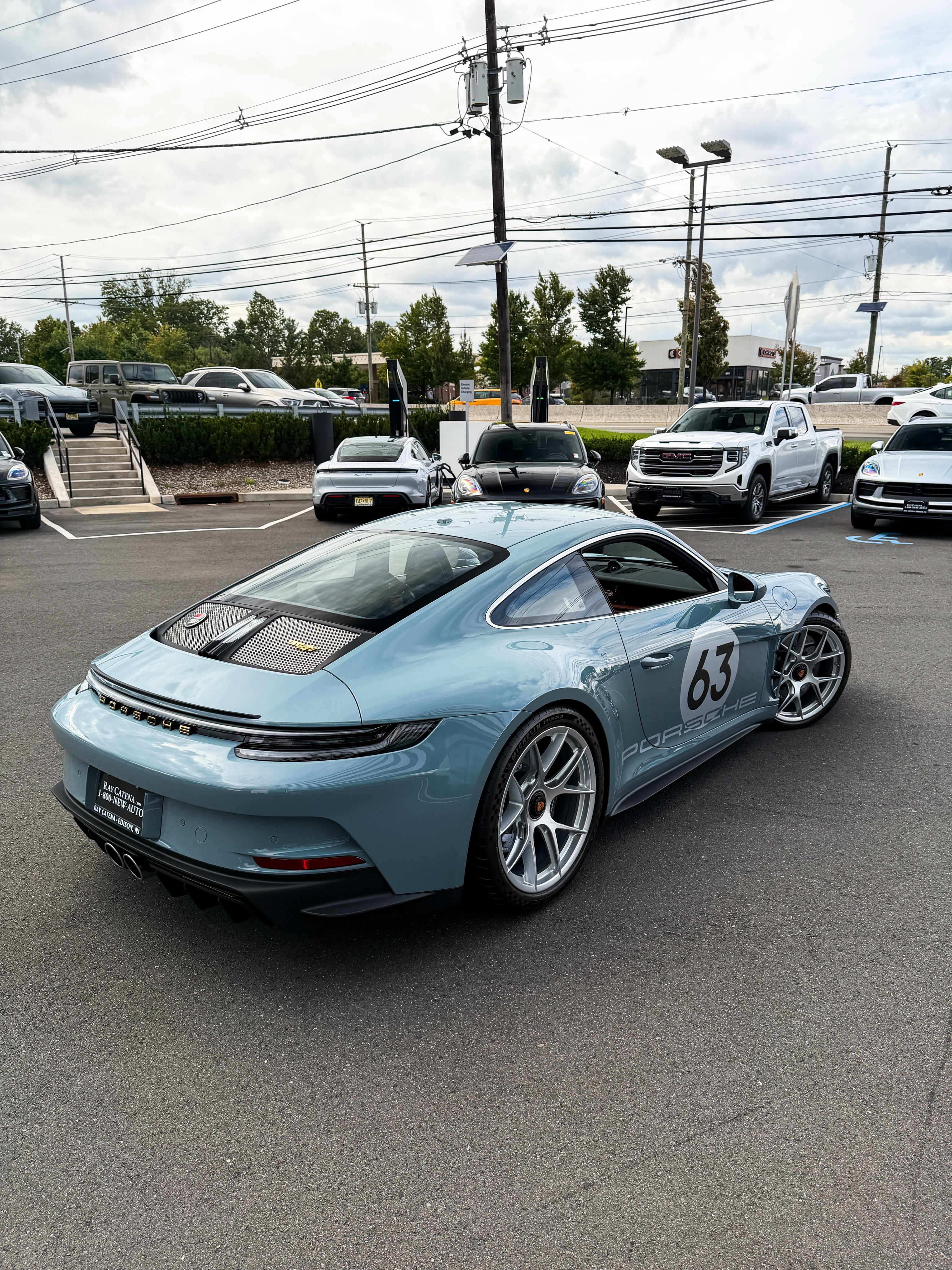 为你带来现代911的巅峰之作。这台911 S/T全球仅限量生产1963台，很多人