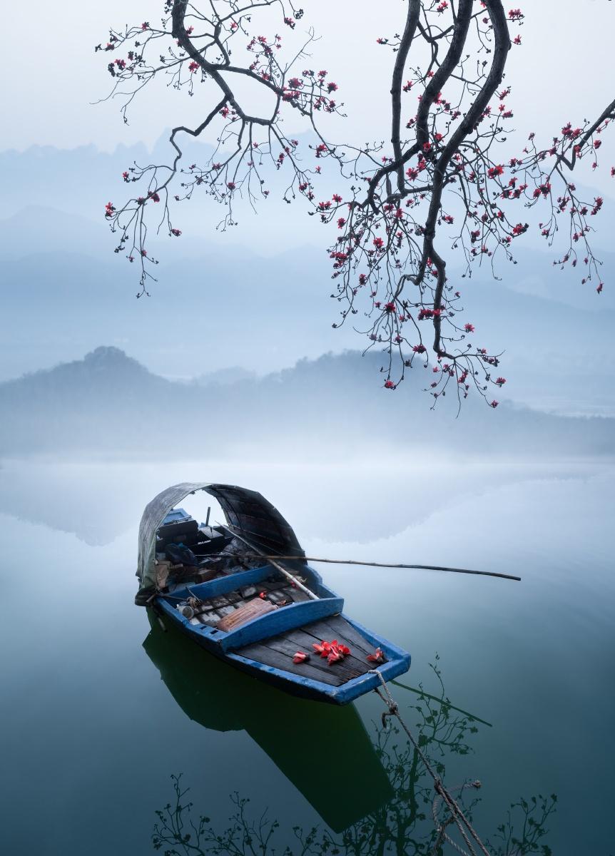 上联：云锁奇峰山隐寺；
下联：岚迷古渡溪藏舟。