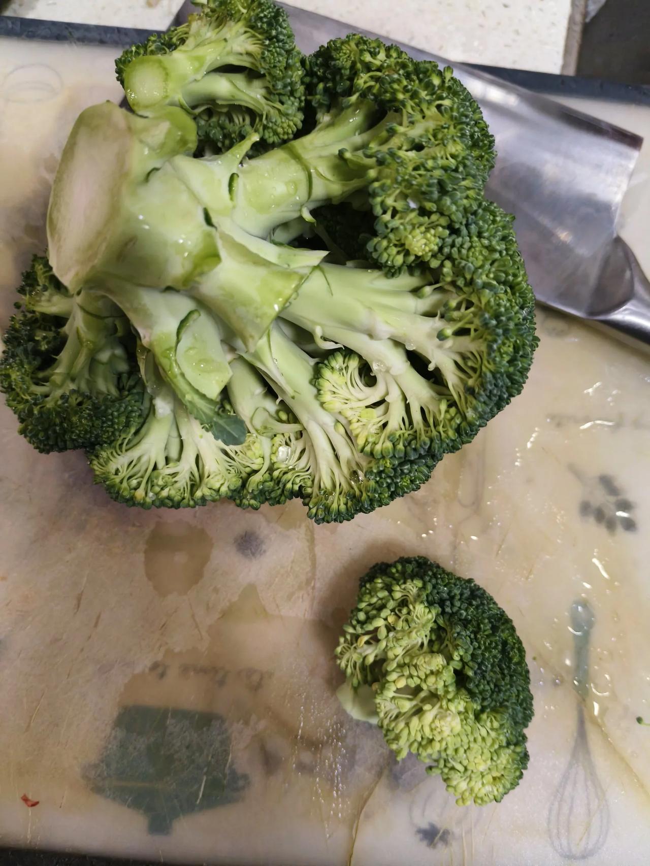 西蓝花这个蔬菜，光这个梗就占了这么大的比例，丢了吧浪费，炒着吃又发硬，而且别的部
