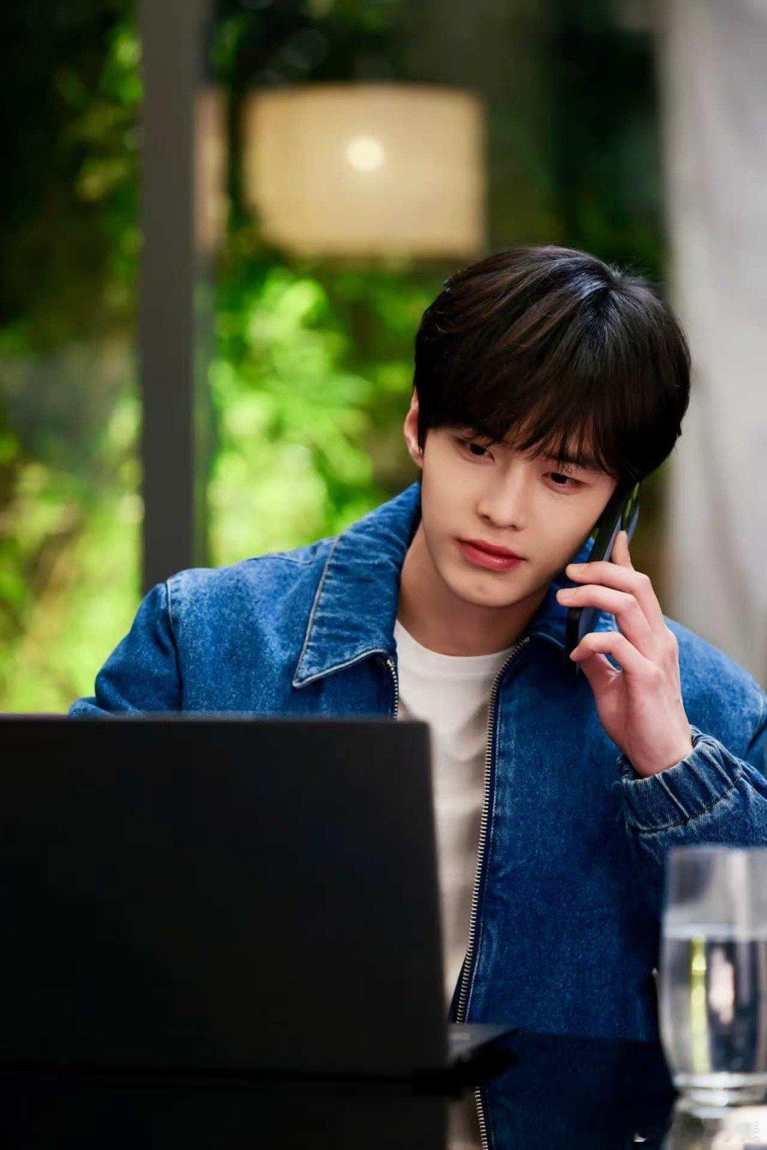 何与 单眼皮183长大衣韩剧味溢出了 这个冬天，何与的长大衣造型成了最养眼的风景