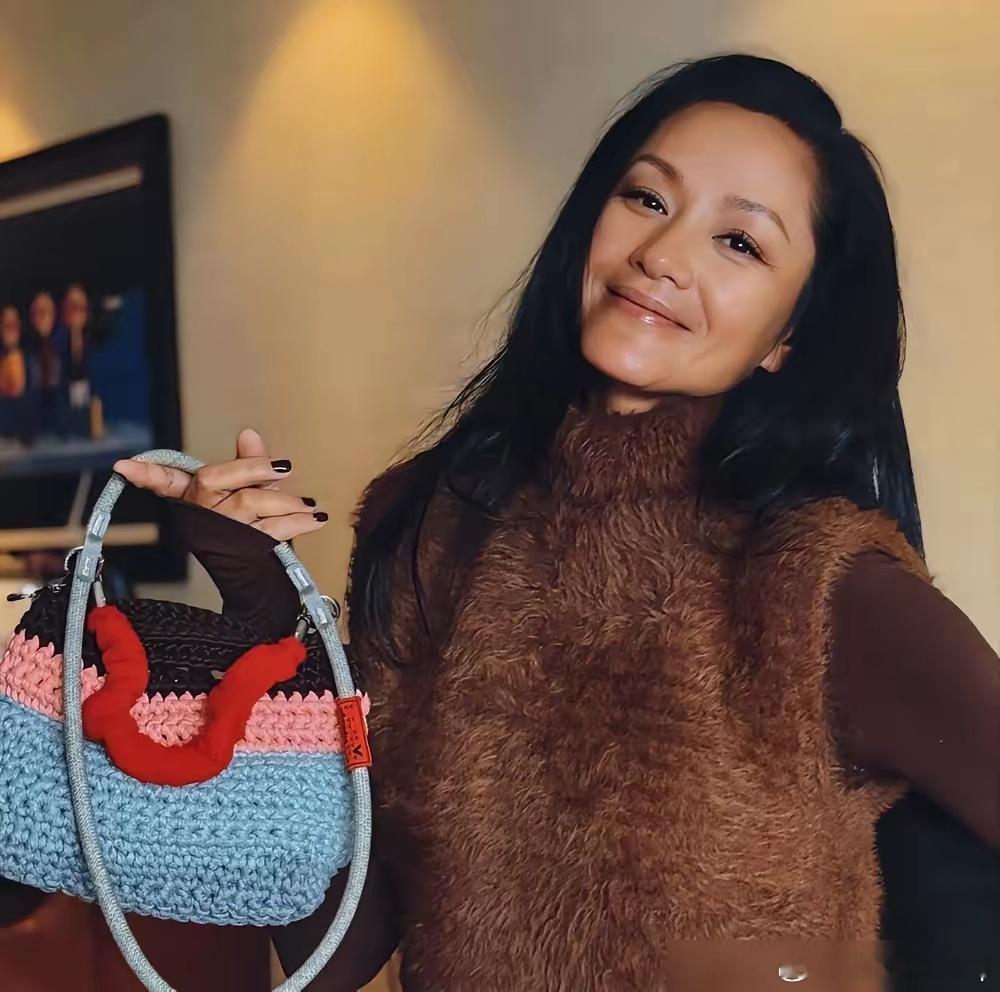 别信什么“接地气”人设，那都是骗人的。 瞿颖在清迈的别墅，带泳池网球场，种着百年