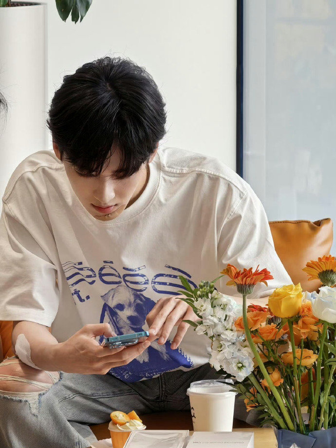 何洛洛清爽白T何洛洛校园男主既视感 白T在何洛洛身上有了灵魂。不是衣服多特别，是
