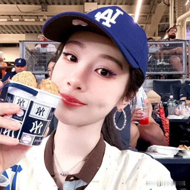 杨紫与秋日氛围感完美契合