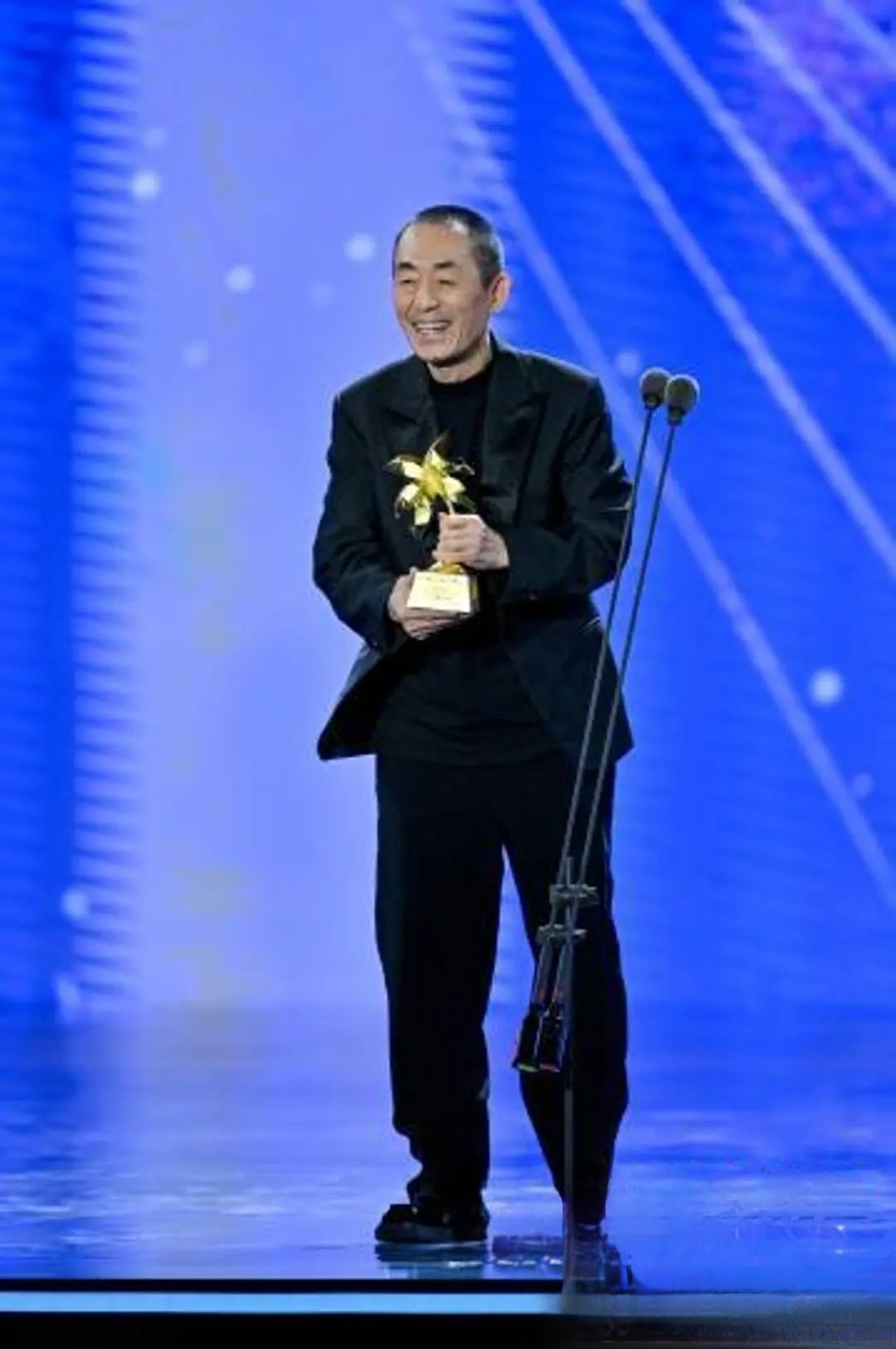 第六届海南岛国际电影节开幕 张艺谋获终身成就奖第六届海南岛国际电影节6日晚在三亚