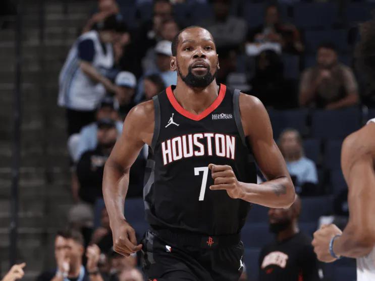 杜兰特这该死的气质，真的是拿捏啊！
打灰熊，杜兰特在比赛之中，对一个灰熊的球迷对