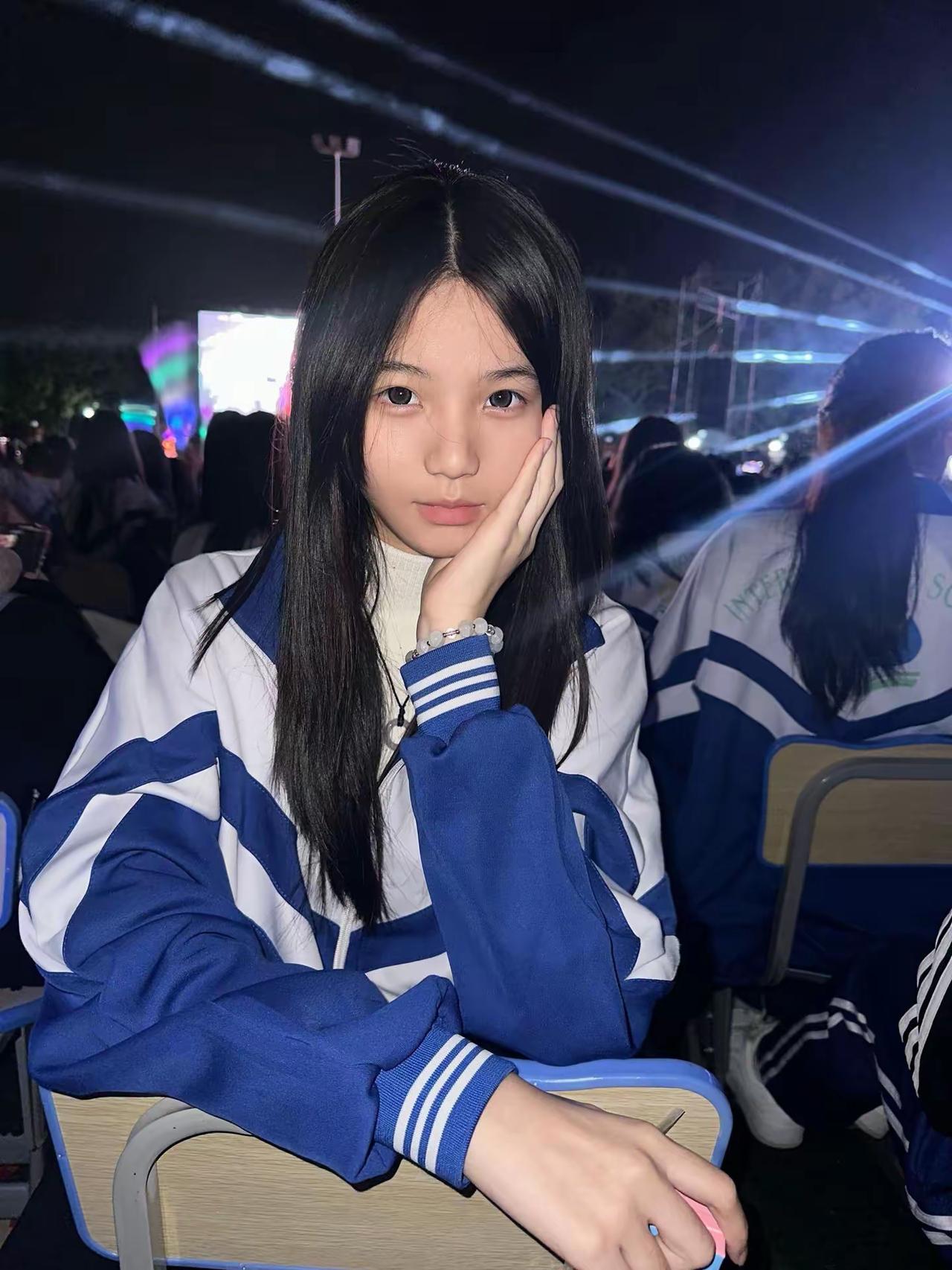 夜晚音乐节，少女静坐沉思，星光璀璨，梦想起航