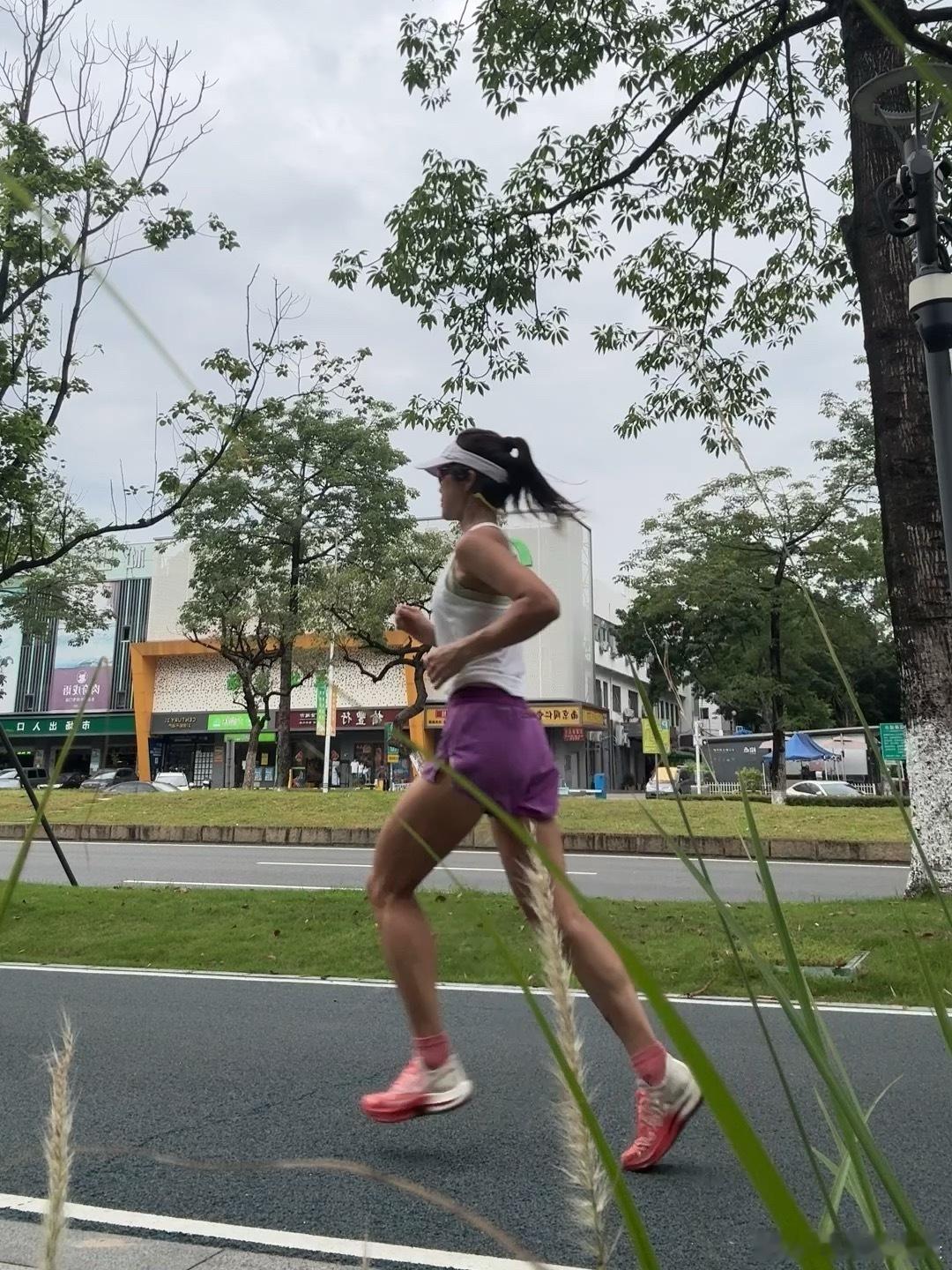 又是早早跑步的一天🌅跑步即刻开跑跑步 10.42公里，配速6'10，心率142