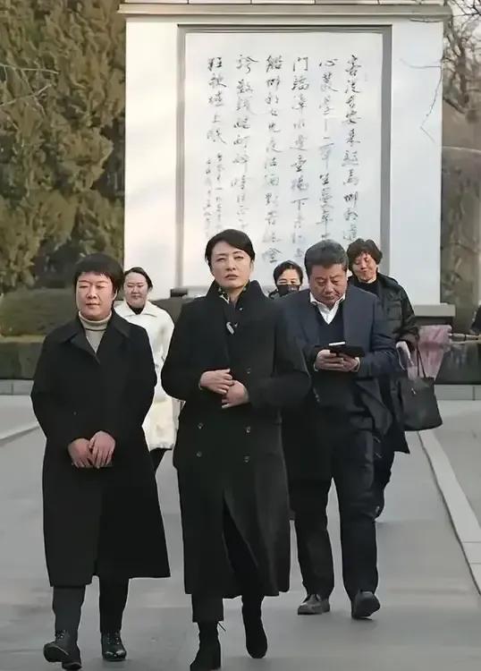哈哈，习惯了美女在舞台上的多姿多彩，不习惯她这样出场。之前，看她，就是个明星大主