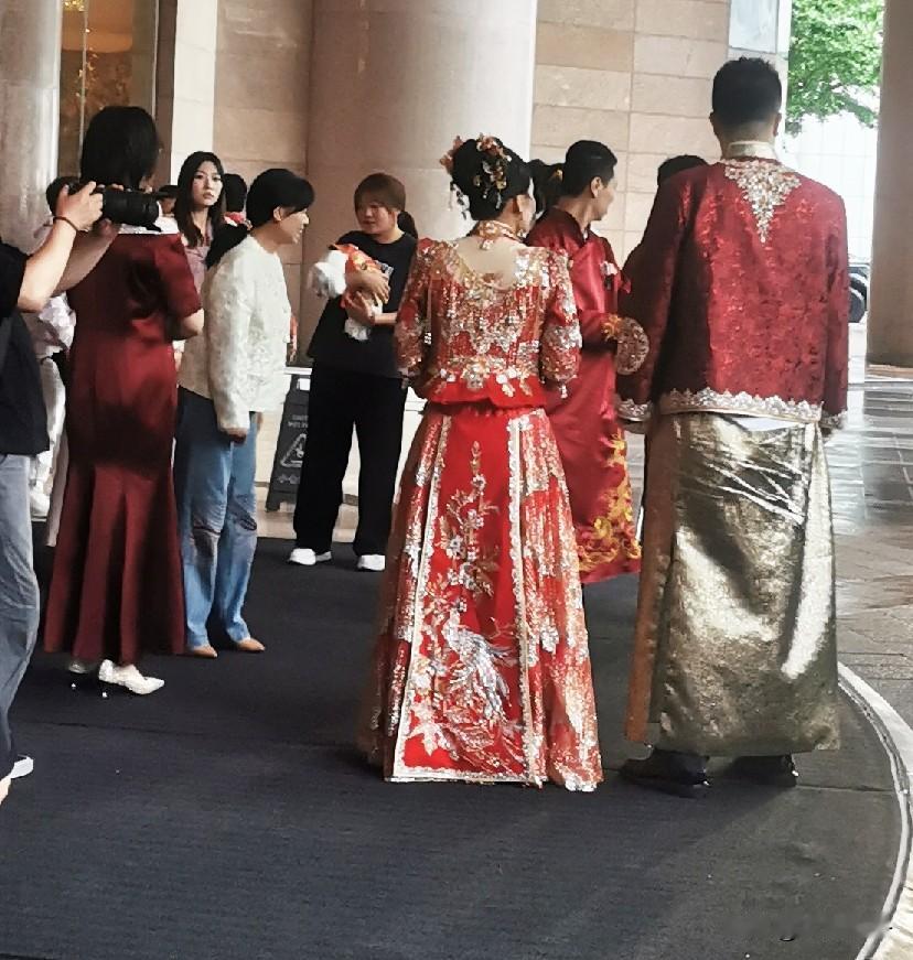 您喜欢中式婚礼吗？

26日农历四月初十是个好日子！

早上，路过人民路新世界大
