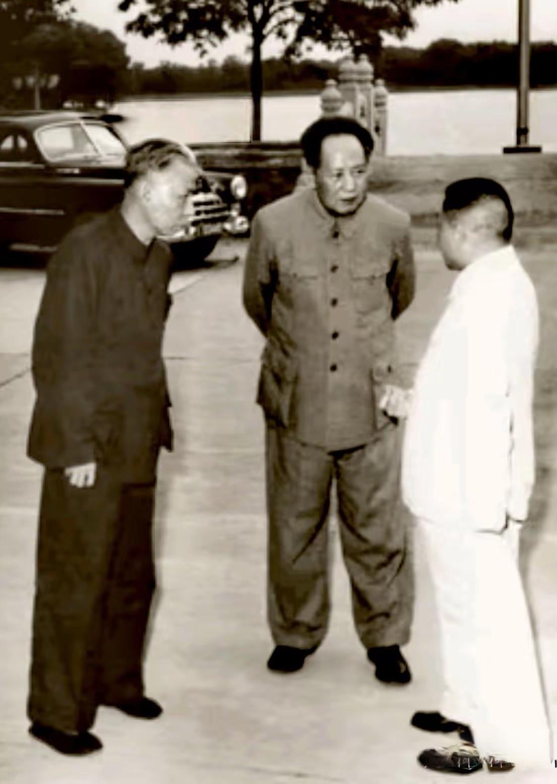 伟人与同事！
六十年代，面临苏联的反目、国内发展建设问题，中国需要选择合适的发展