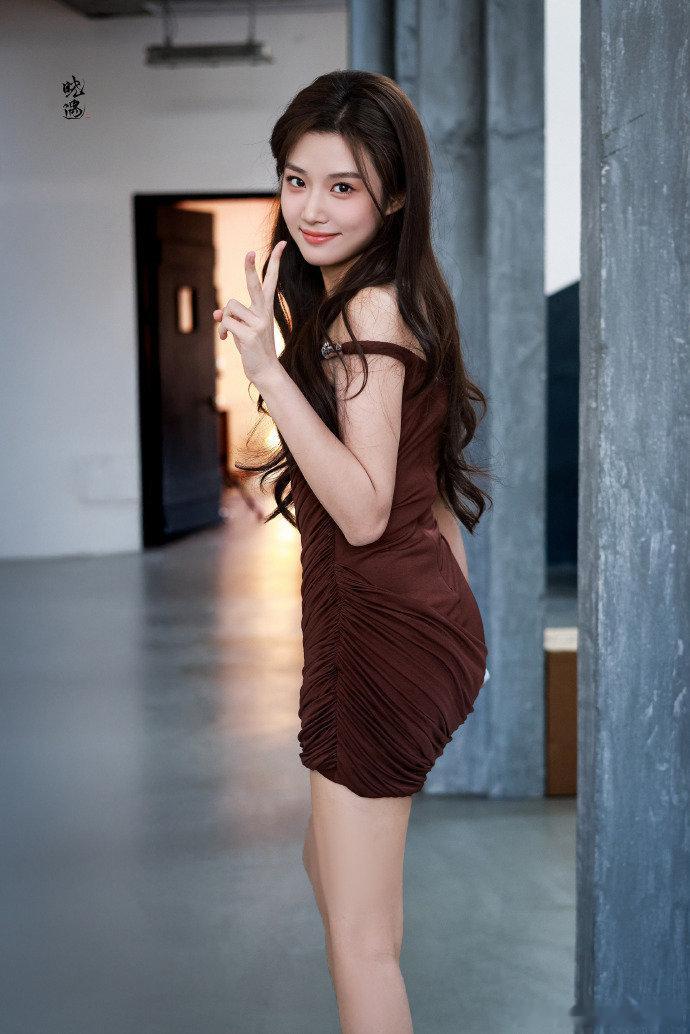 卢昱晓美拉德一字肩裙，卢昱晓秋日女友感，谁来懂一下这个晓晓的明媚感呢，一整个有被