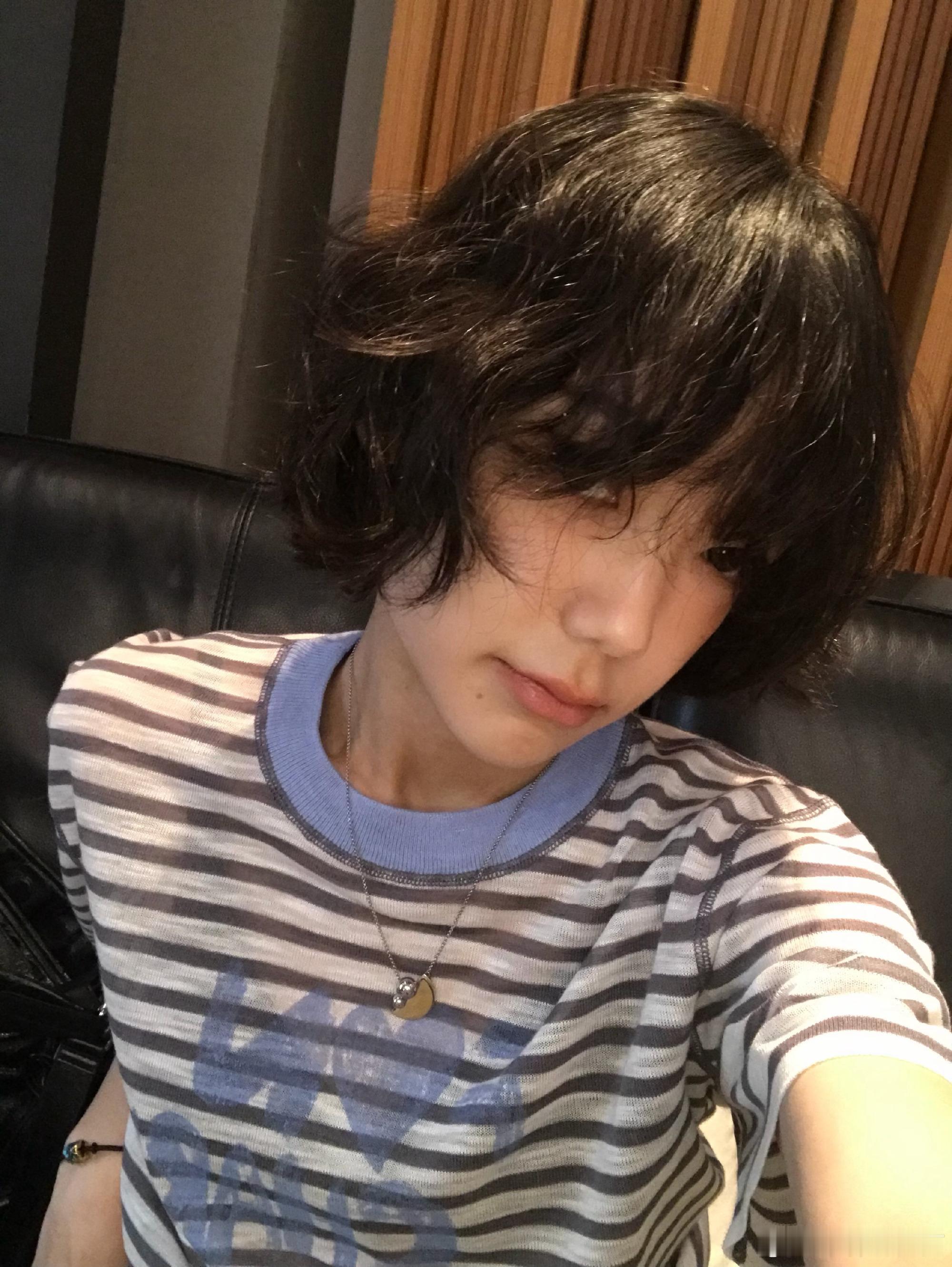 希林娜依高13岁就有年龄焦虑了没想到希林娜依高这么小就焦虑了，不要焦虑啊！超有实